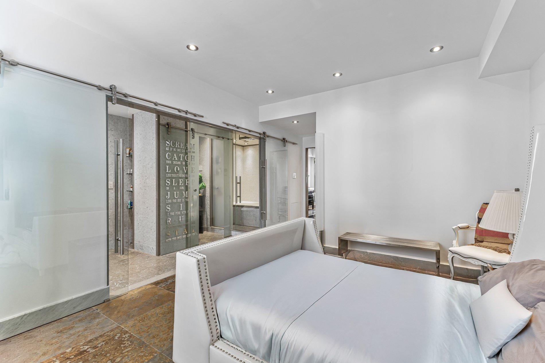 









1321


Rue Sherbrooke O.

, B51,
Montréal (Ville-Marie),




QC
H3G1J4


