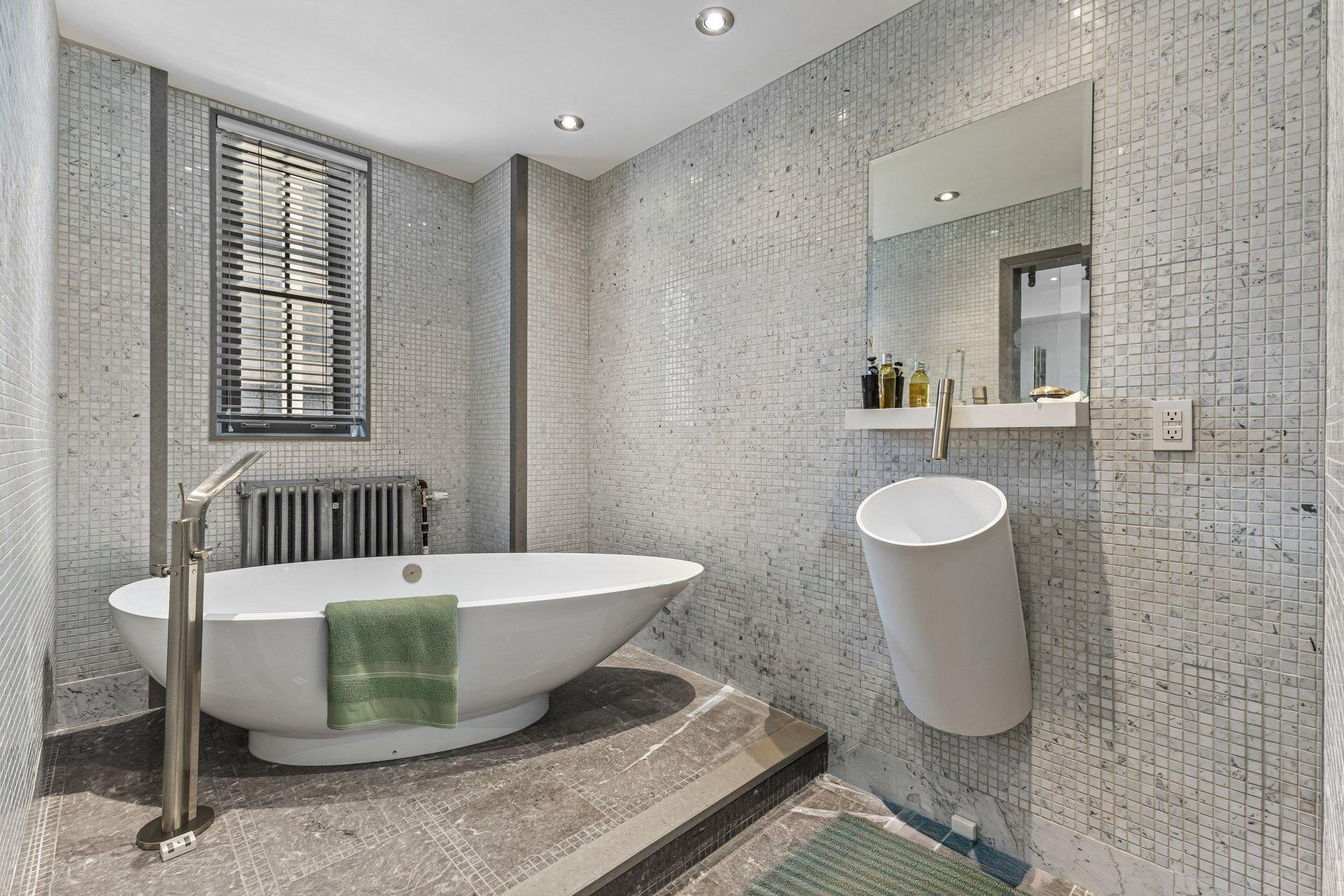 









1321


Rue Sherbrooke O.

, B51,
Montréal (Ville-Marie),




QC
H3G1J4

