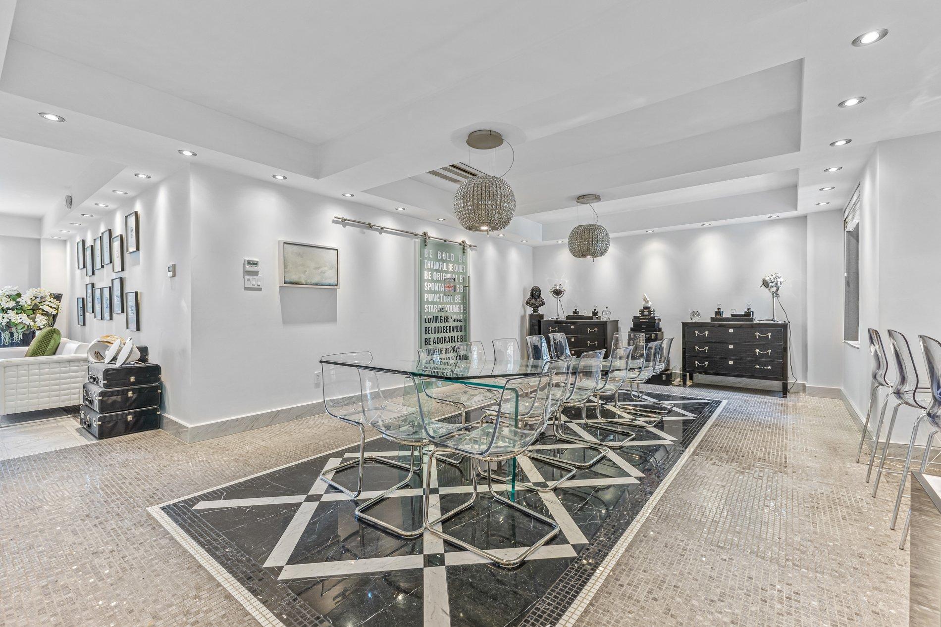 









1321


Rue Sherbrooke O.

, B51,
Montréal (Ville-Marie),




QC
H3G1J4

