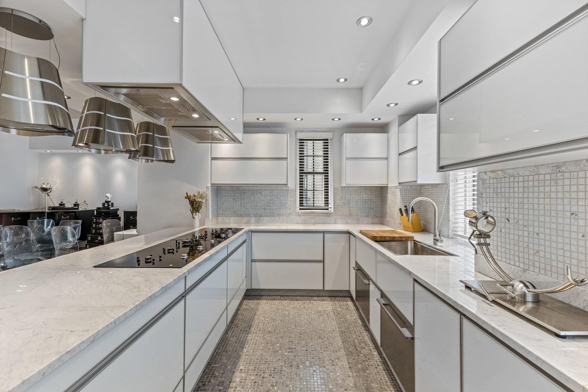 









1321


Rue Sherbrooke O.

, B51,
Montréal (Ville-Marie),




QC
H3G1J4

