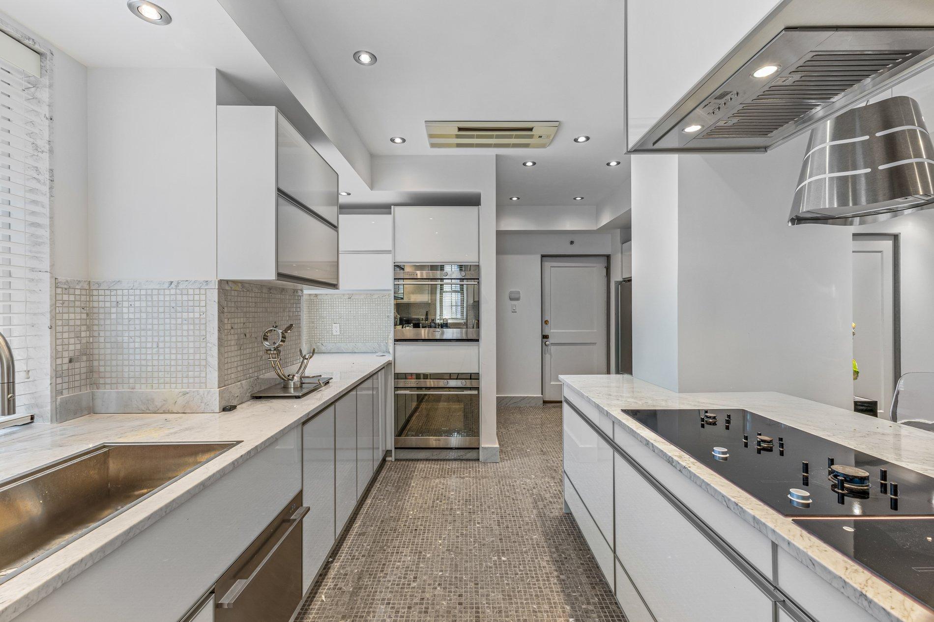 









1321


Rue Sherbrooke O.

, B51,
Montréal (Ville-Marie),




QC
H3G1J4


