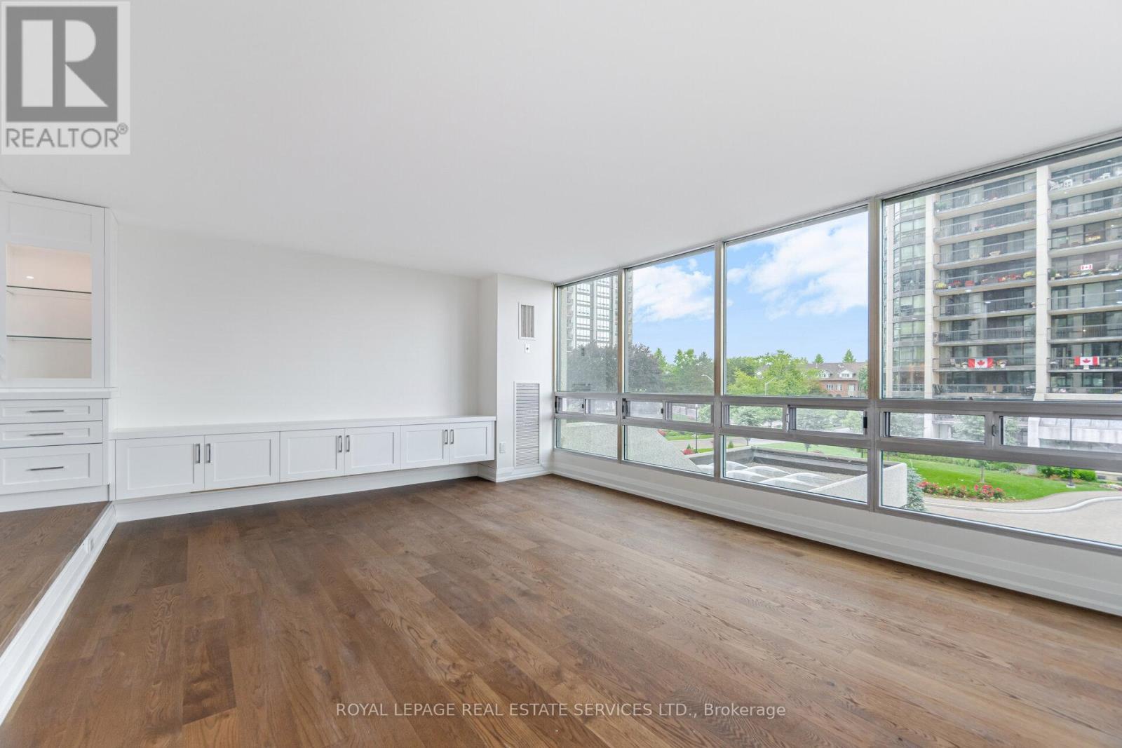 












306 - 2180 MARINE DRIVE

,
Oakville,




Ontario
L6L5V2

