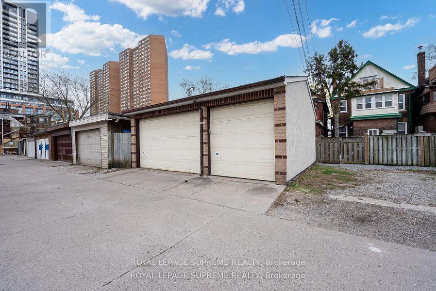 












1 - 20 EDNA AVENUE

,
Toronto,




Ontario
M6P1B5

