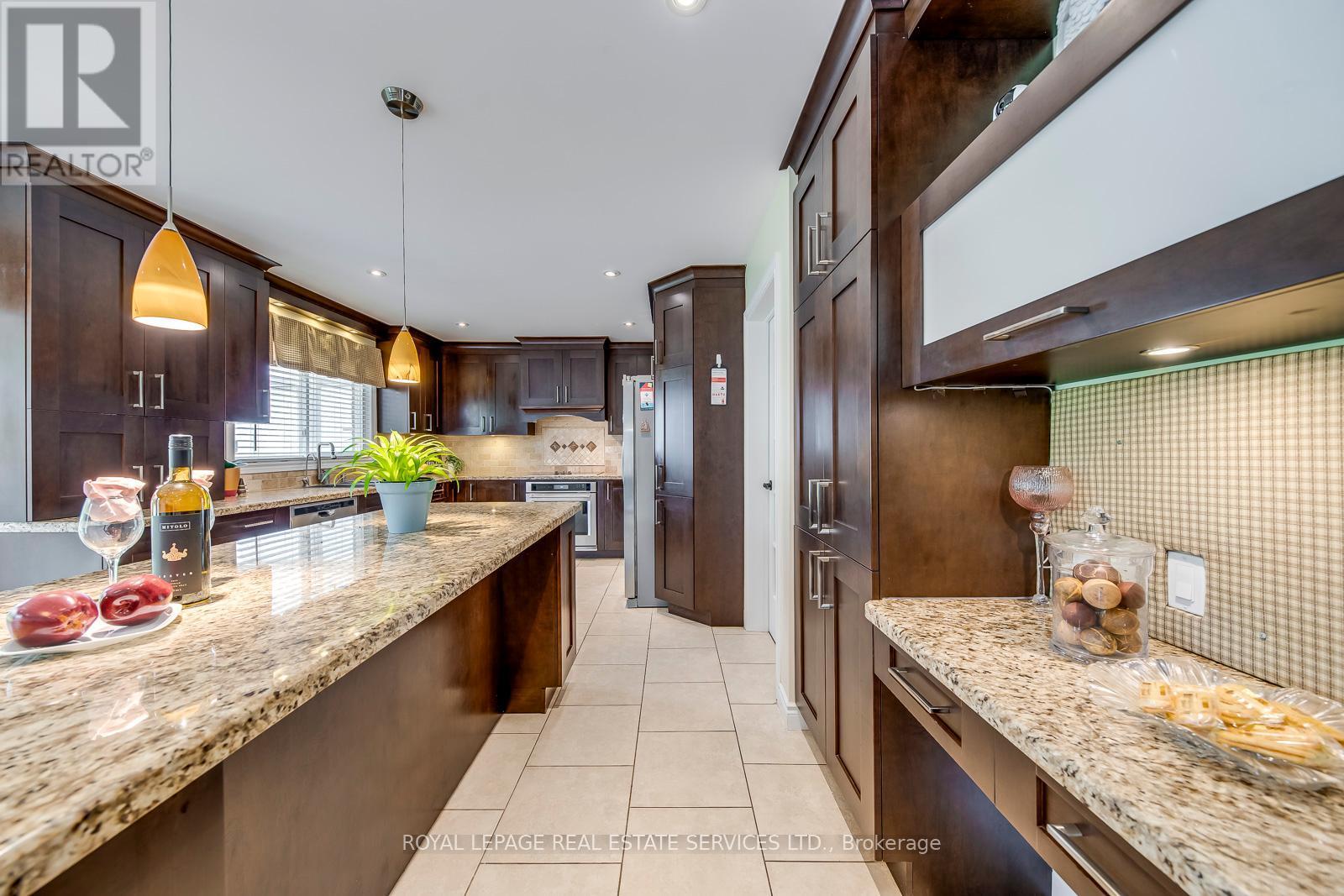 












1143 CHAPELTON PLACE

,
Oakville,




Ontario
L6M2B1

