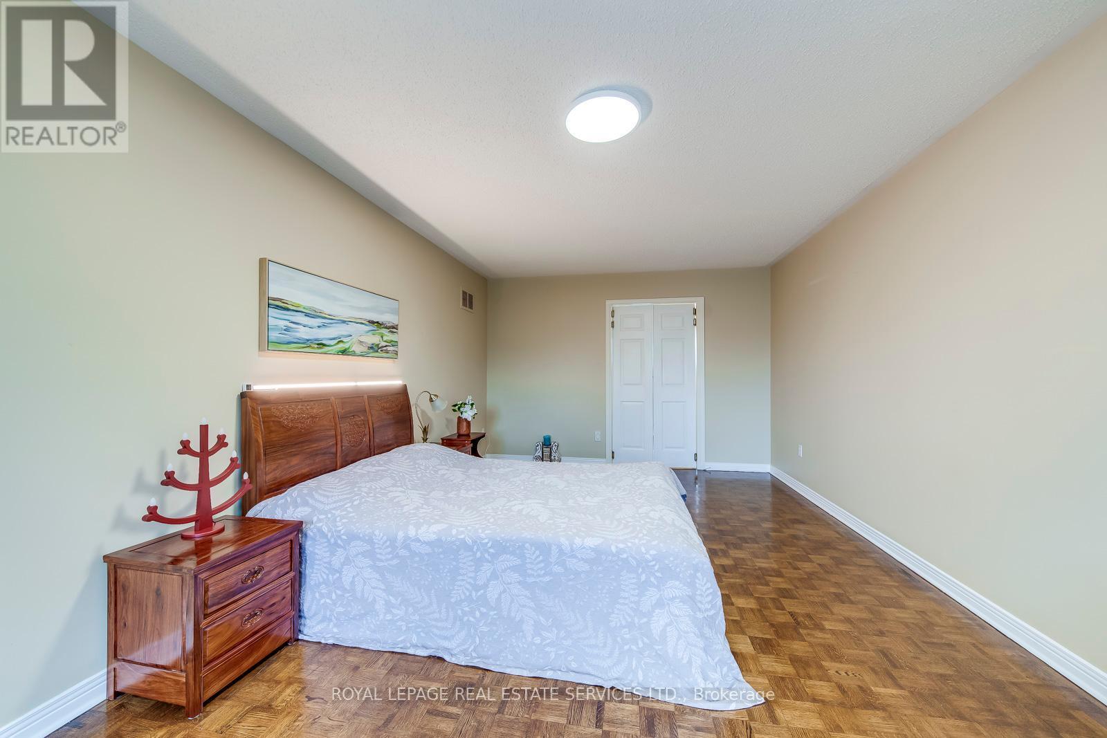 












1143 CHAPELTON PLACE

,
Oakville,




Ontario
L6M2B1


