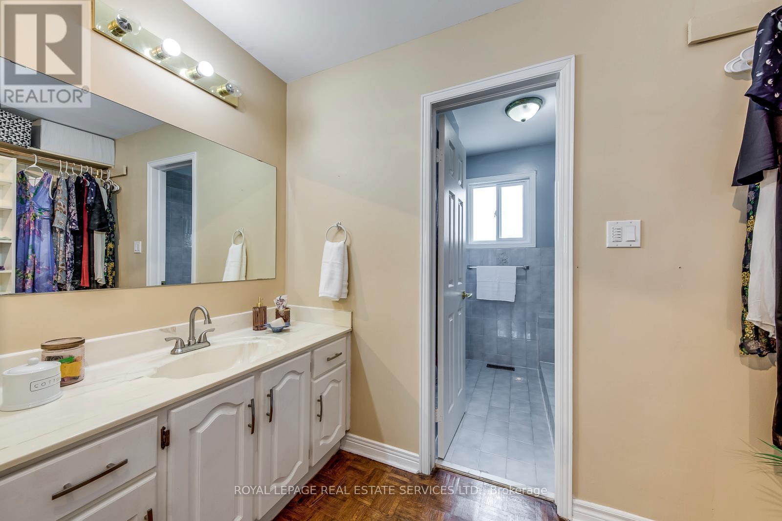 












1143 CHAPELTON PLACE

,
Oakville,




Ontario
L6M2B1


