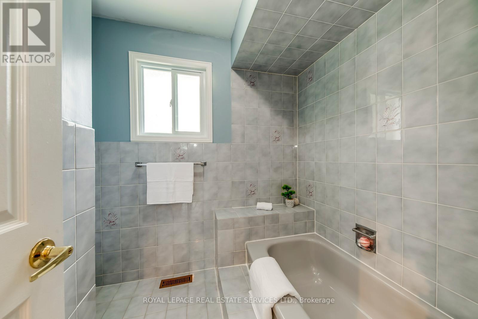 












1143 CHAPELTON PLACE

,
Oakville,




Ontario
L6M2B1

