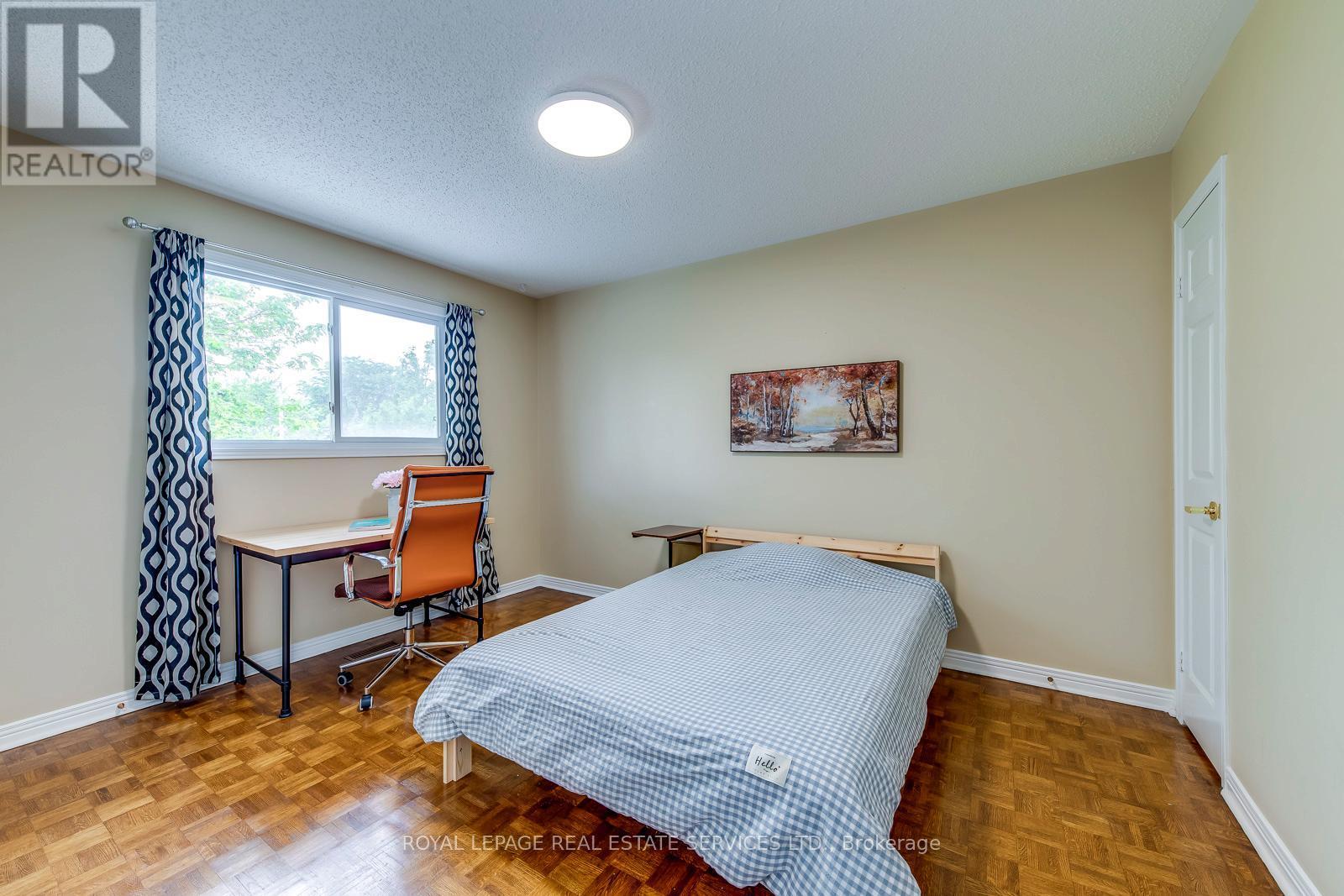 












1143 CHAPELTON PLACE

,
Oakville,




Ontario
L6M2B1

