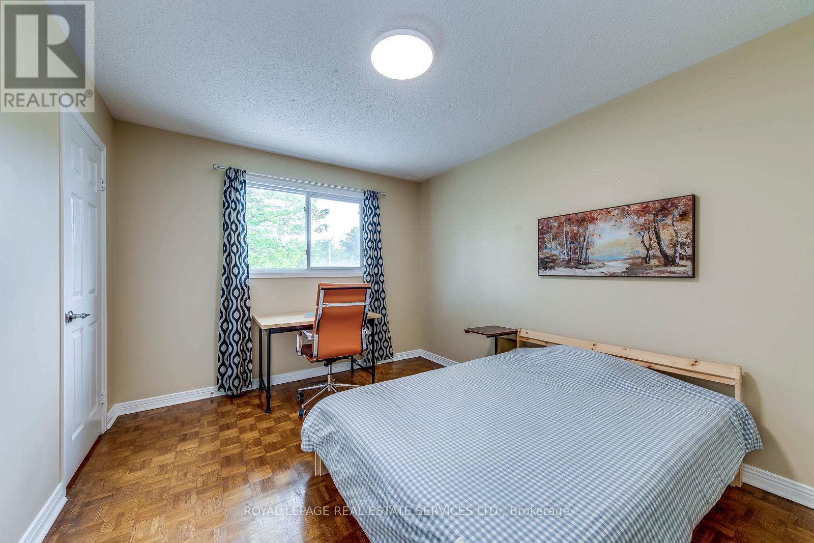 












1143 CHAPELTON PLACE

,
Oakville,




Ontario
L6M2B1

