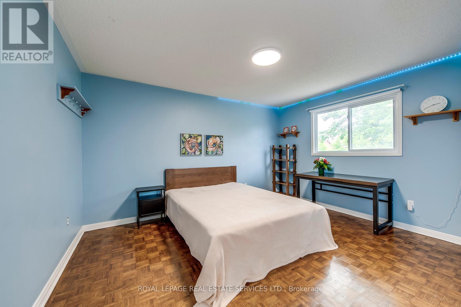 












1143 CHAPELTON PLACE

,
Oakville,




Ontario
L6M2B1

