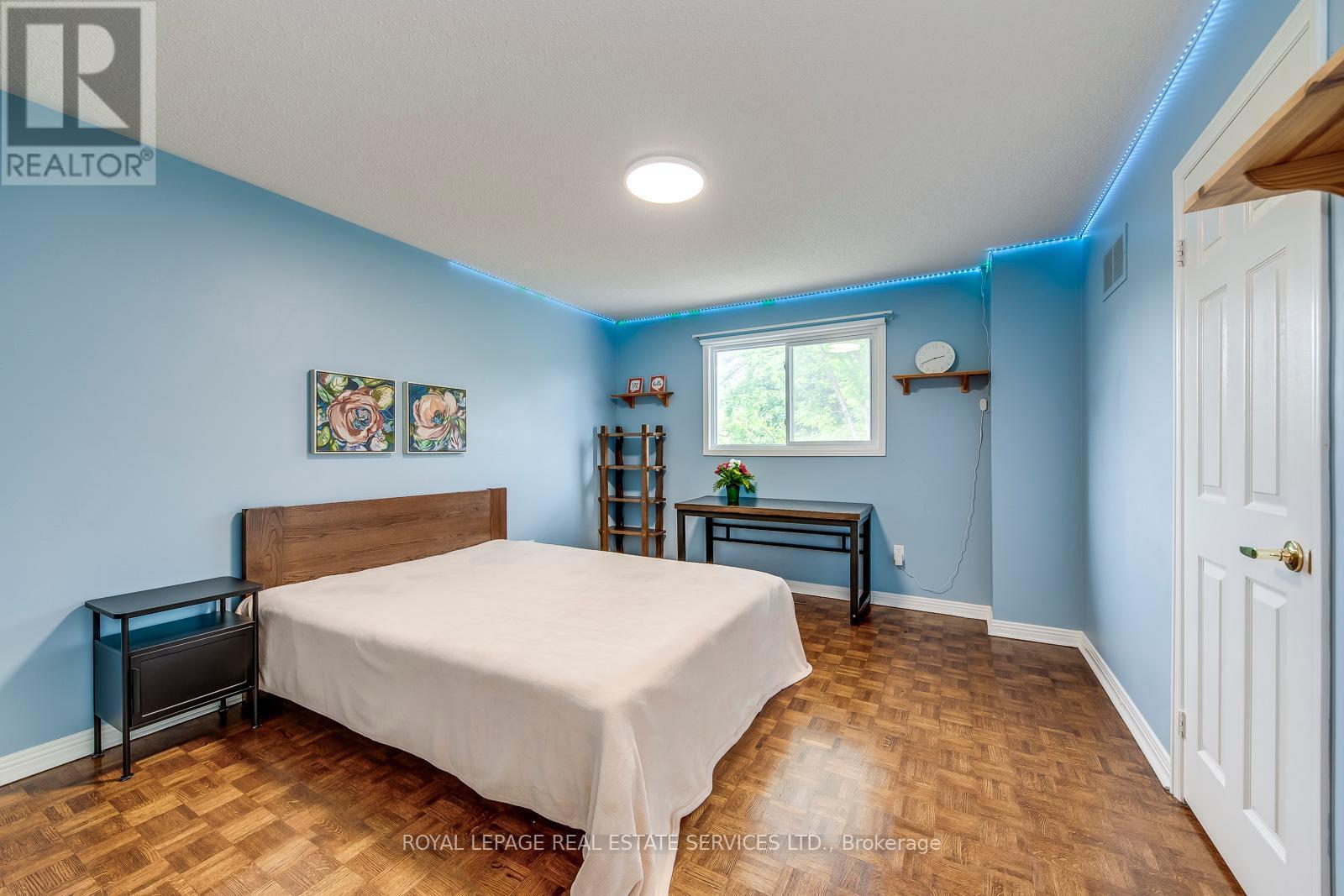 












1143 CHAPELTON PLACE

,
Oakville,




Ontario
L6M2B1


