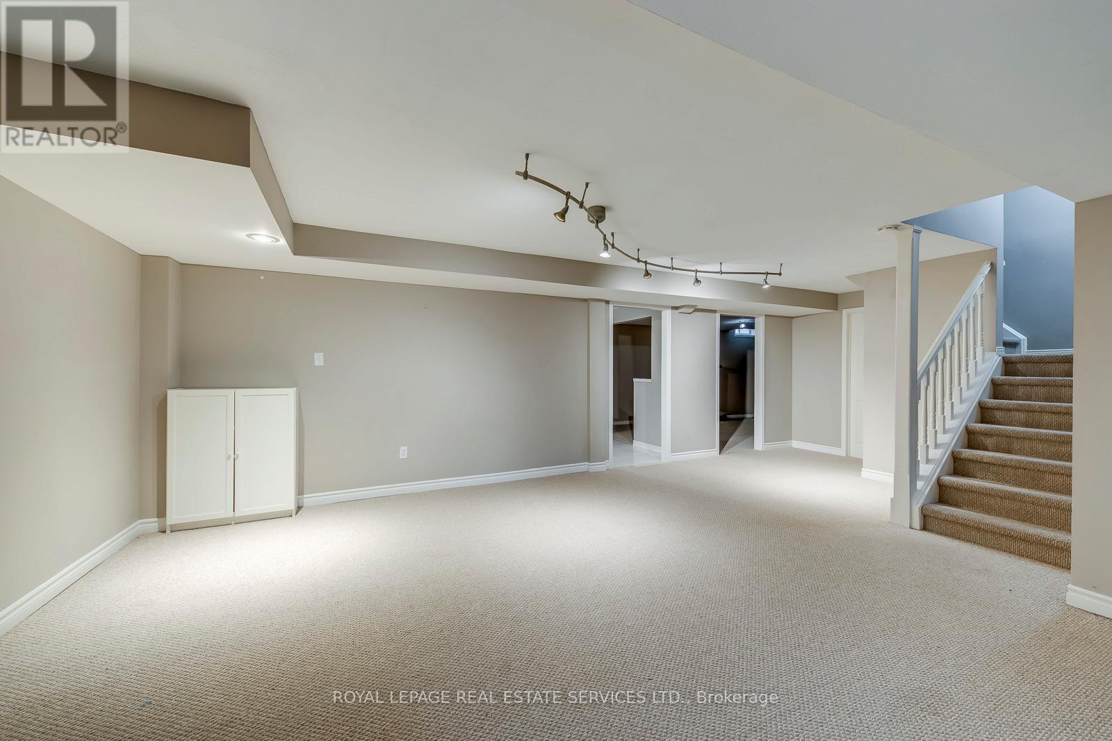 












1143 CHAPELTON PLACE

,
Oakville,




Ontario
L6M2B1

