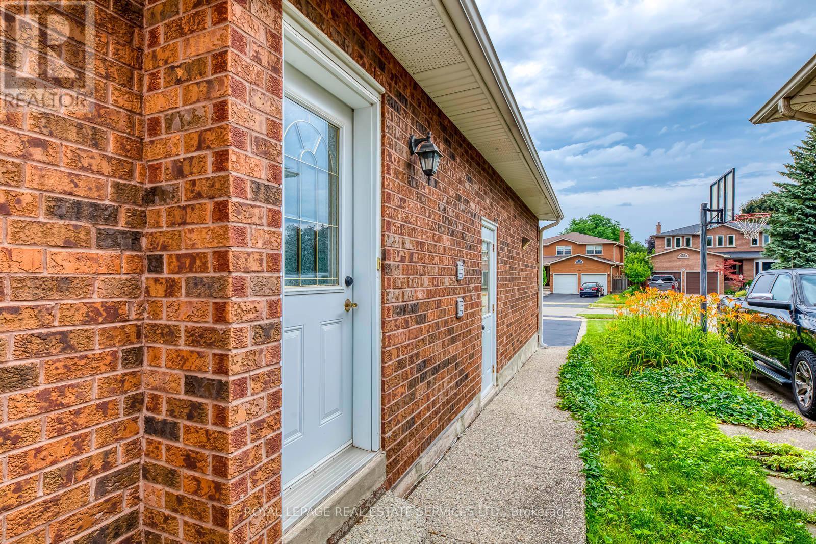 












1143 CHAPELTON PLACE

,
Oakville,




Ontario
L6M2B1

