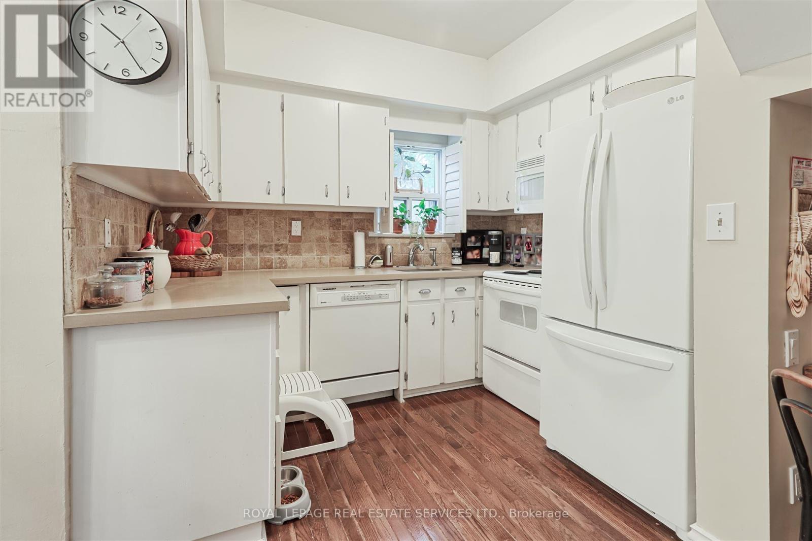 












93 MEDLAND CRESCENT

,
Toronto,




Ontario
M6P2N3

