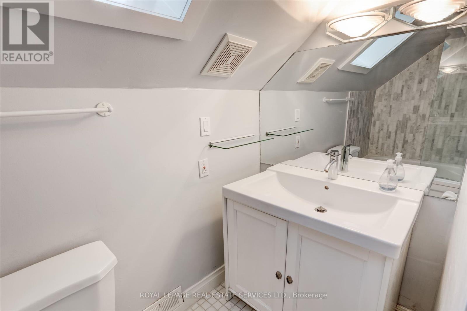 












93 MEDLAND CRESCENT

,
Toronto,




Ontario
M6P2N3

