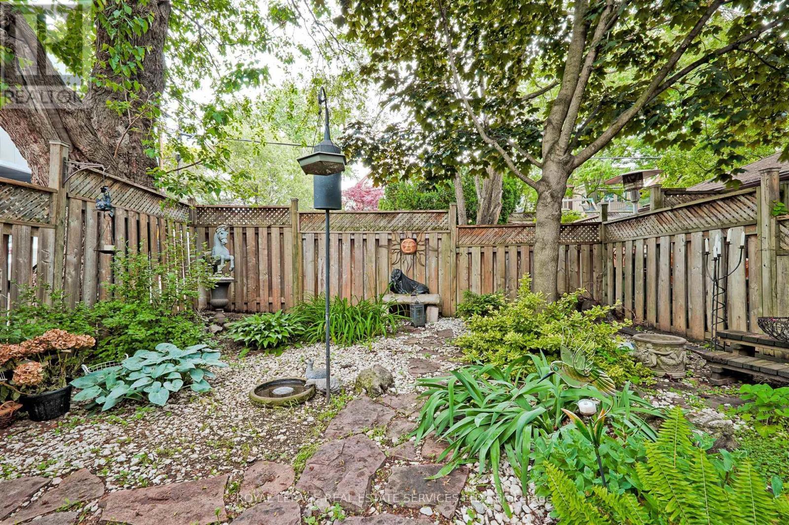 












93 MEDLAND CRESCENT

,
Toronto,




Ontario
M6P2N3

