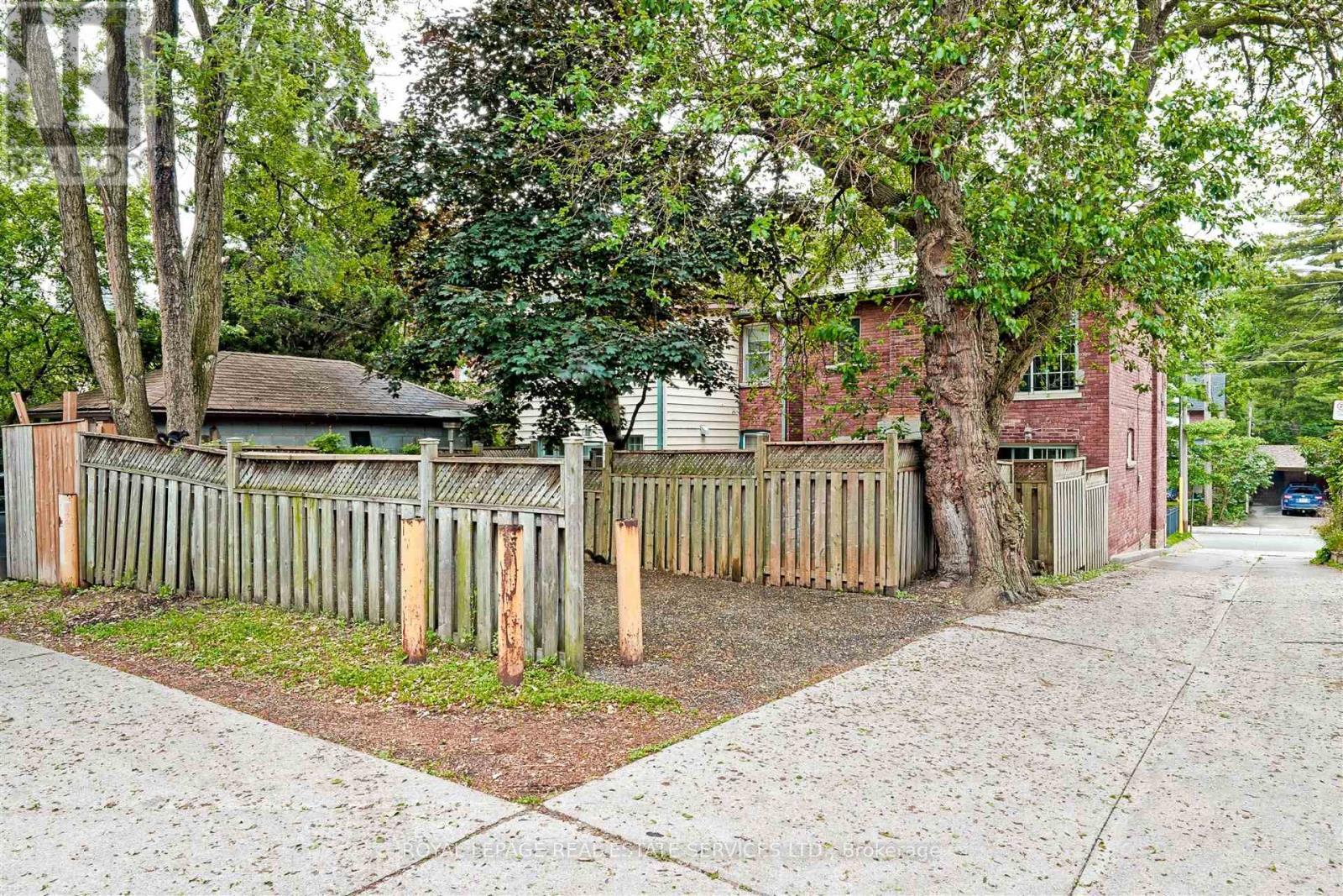 












93 MEDLAND CRESCENT

,
Toronto,




Ontario
M6P2N3

