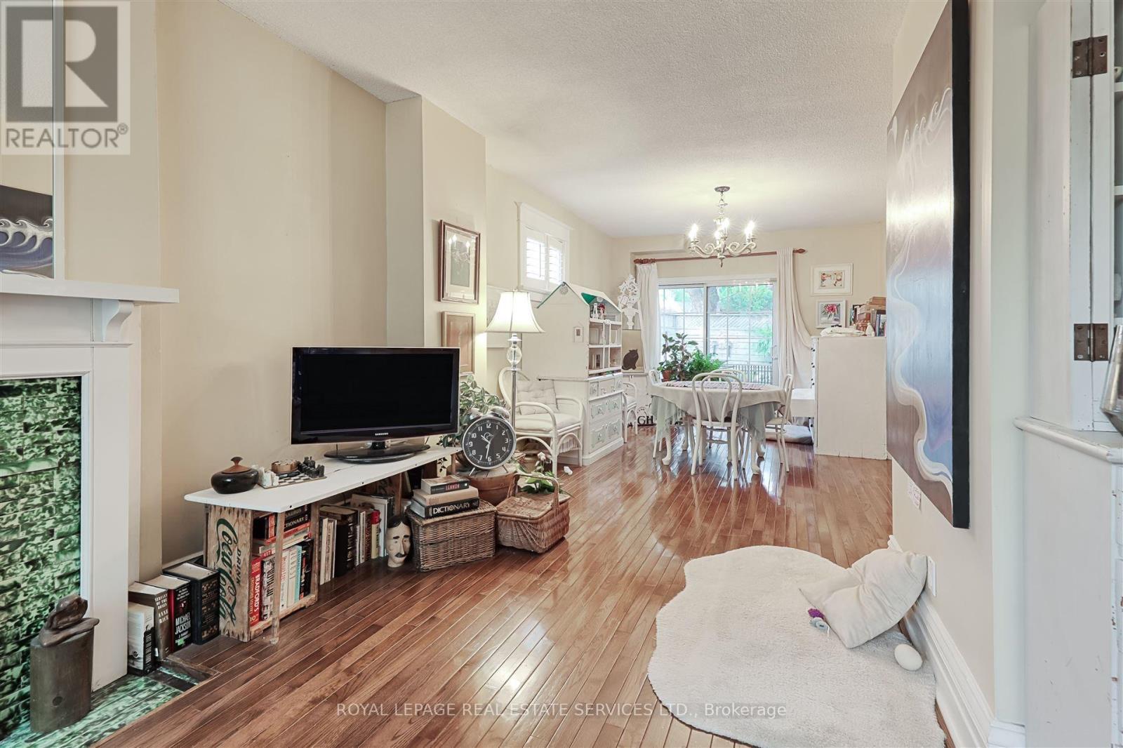 












93 MEDLAND CRESCENT

,
Toronto,




Ontario
M6P2N3


