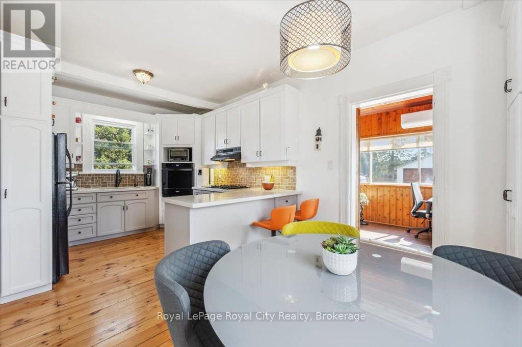 












572 WOOLWICH STREET

,
Guelph (Exhibition Park),




Ontario
N1H3Y2

