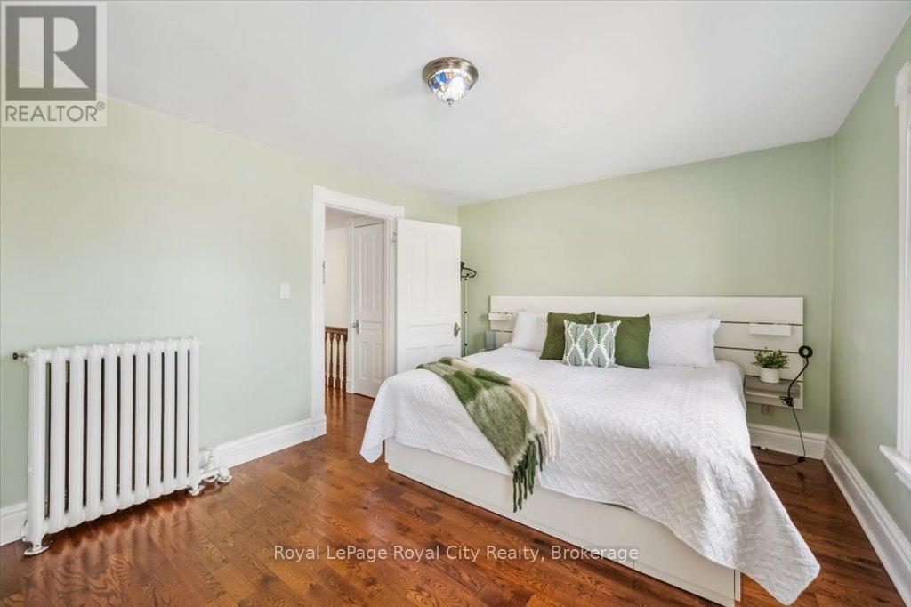












572 WOOLWICH STREET

,
Guelph (Exhibition Park),




Ontario
N1H3Y2

