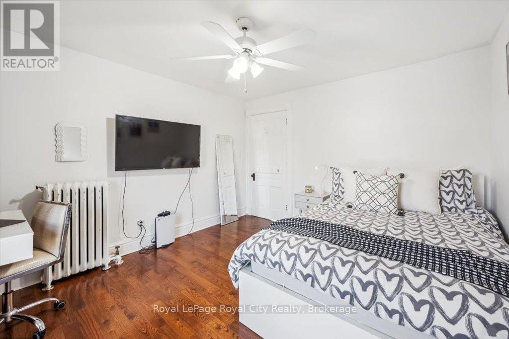












572 WOOLWICH STREET

,
Guelph (Exhibition Park),




Ontario
N1H3Y2

