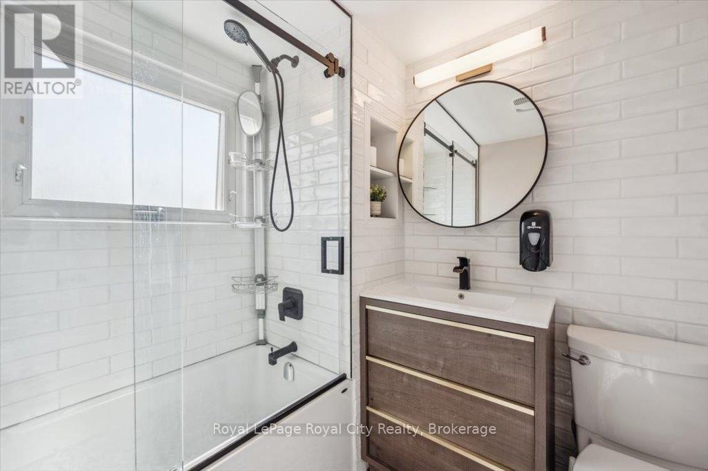 












572 WOOLWICH STREET

,
Guelph (Exhibition Park),




Ontario
N1H3Y2

