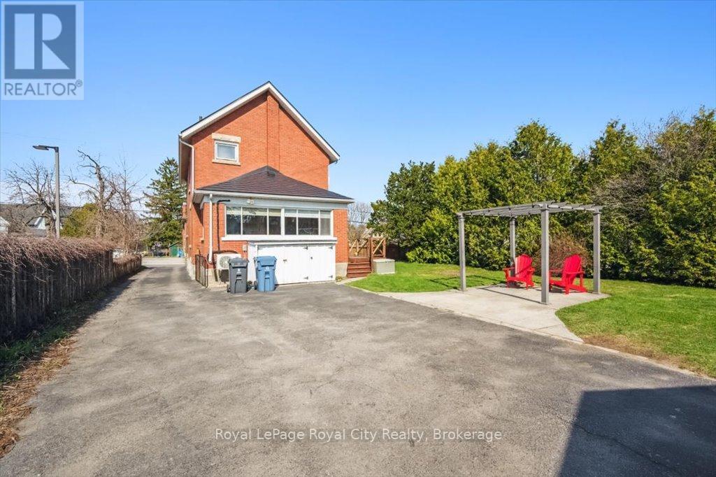 












572 WOOLWICH STREET

,
Guelph (Exhibition Park),




Ontario
N1H3Y2

