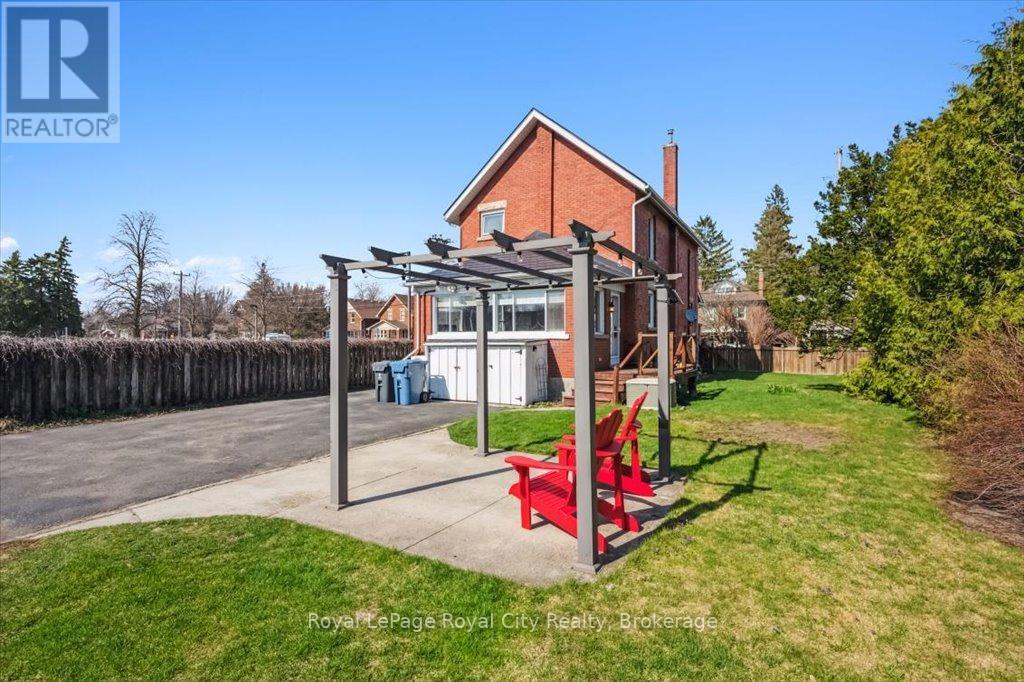 












572 WOOLWICH STREET

,
Guelph (Exhibition Park),




Ontario
N1H3Y2

