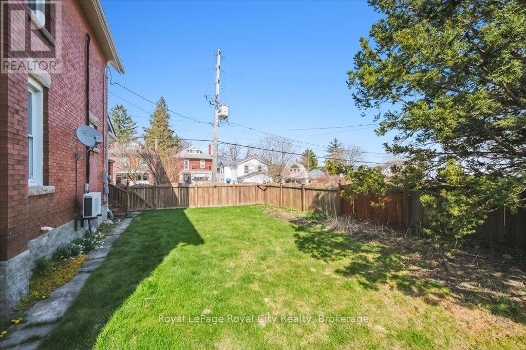 












572 WOOLWICH STREET

,
Guelph (Exhibition Park),




Ontario
N1H3Y2

