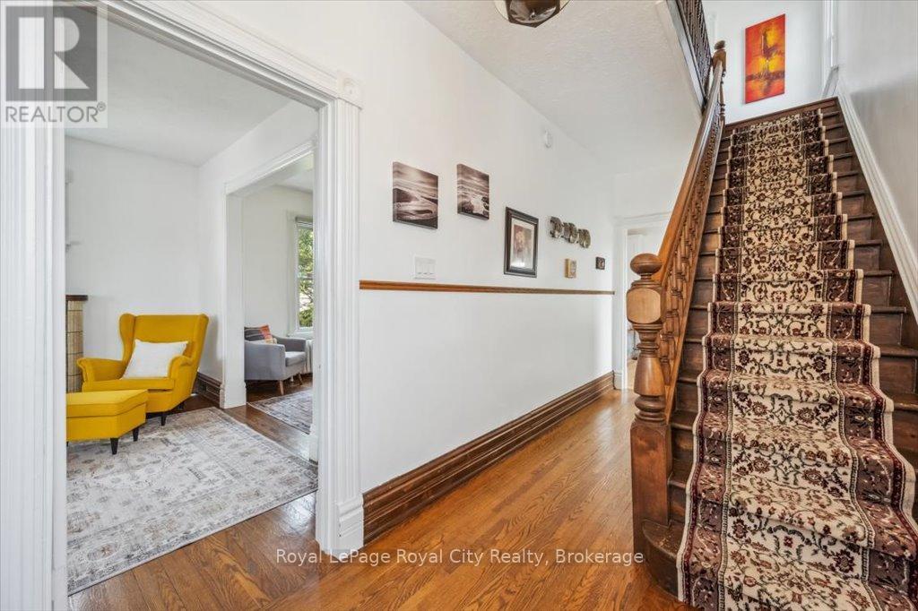 












572 WOOLWICH STREET

,
Guelph (Exhibition Park),




Ontario
N1H3Y2

