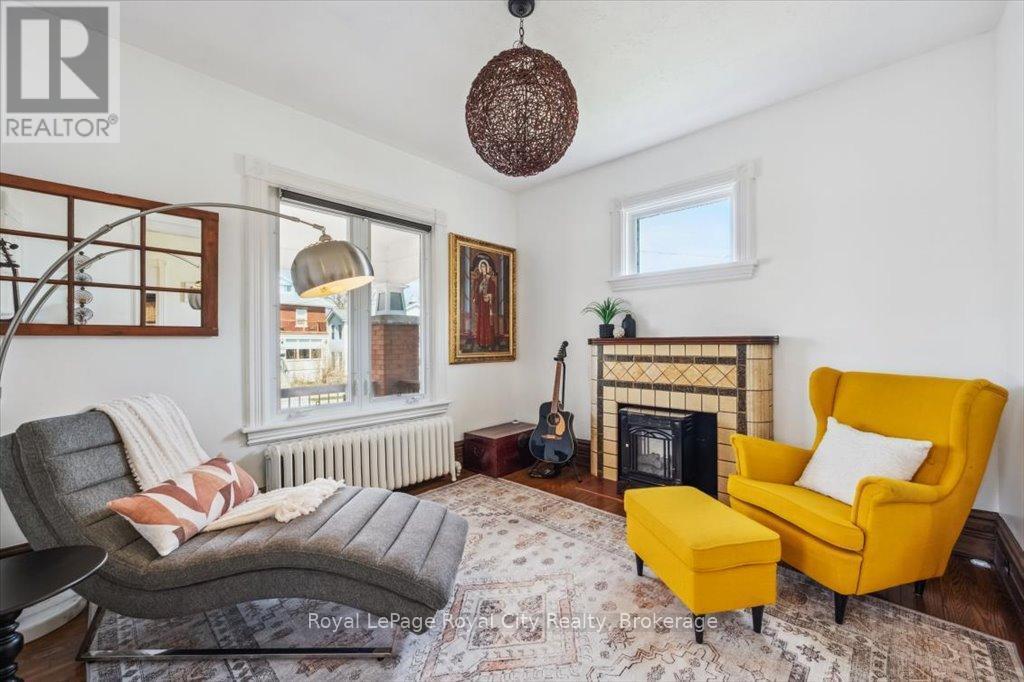 












572 WOOLWICH STREET

,
Guelph (Exhibition Park),




Ontario
N1H3Y2

