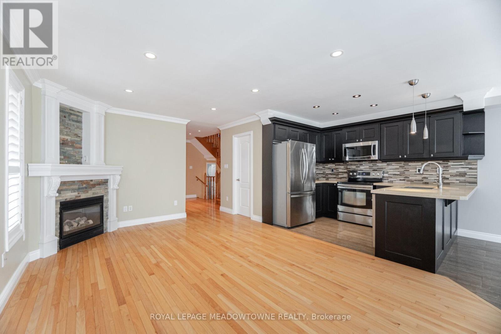 












33 BRIGHTSVIEW DRIVE

,
Richmond Hill,




Ontario
L4E3Z2

