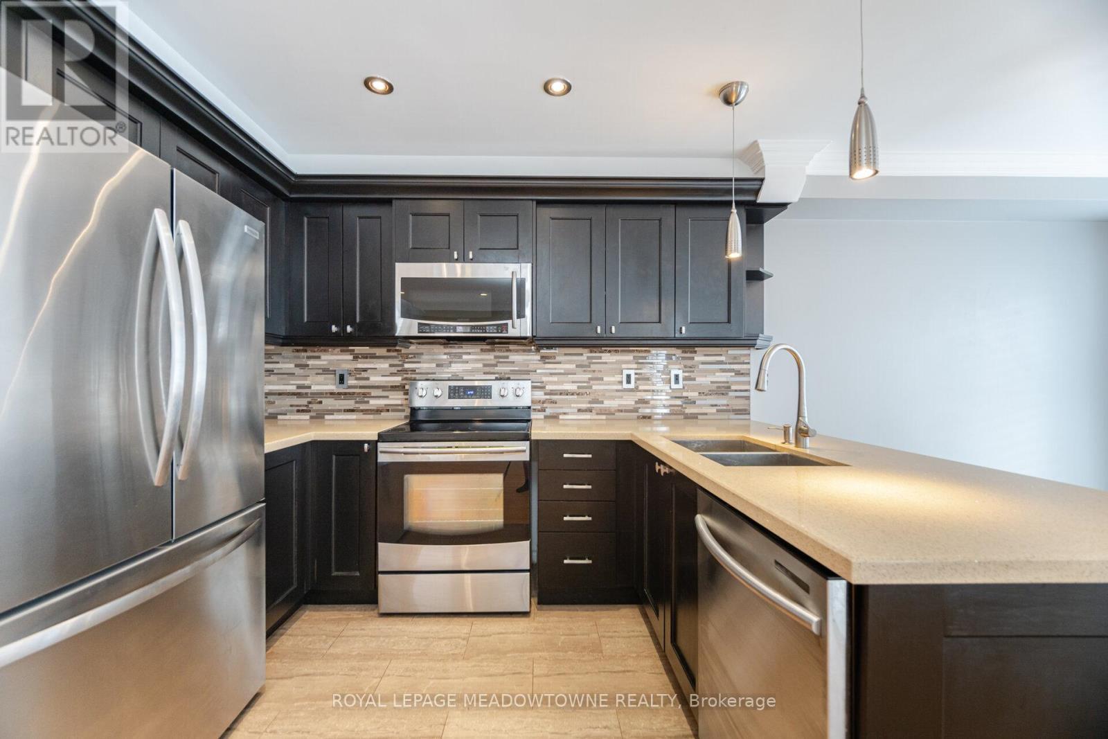 












33 BRIGHTSVIEW DRIVE

,
Richmond Hill,




Ontario
L4E3Z2

