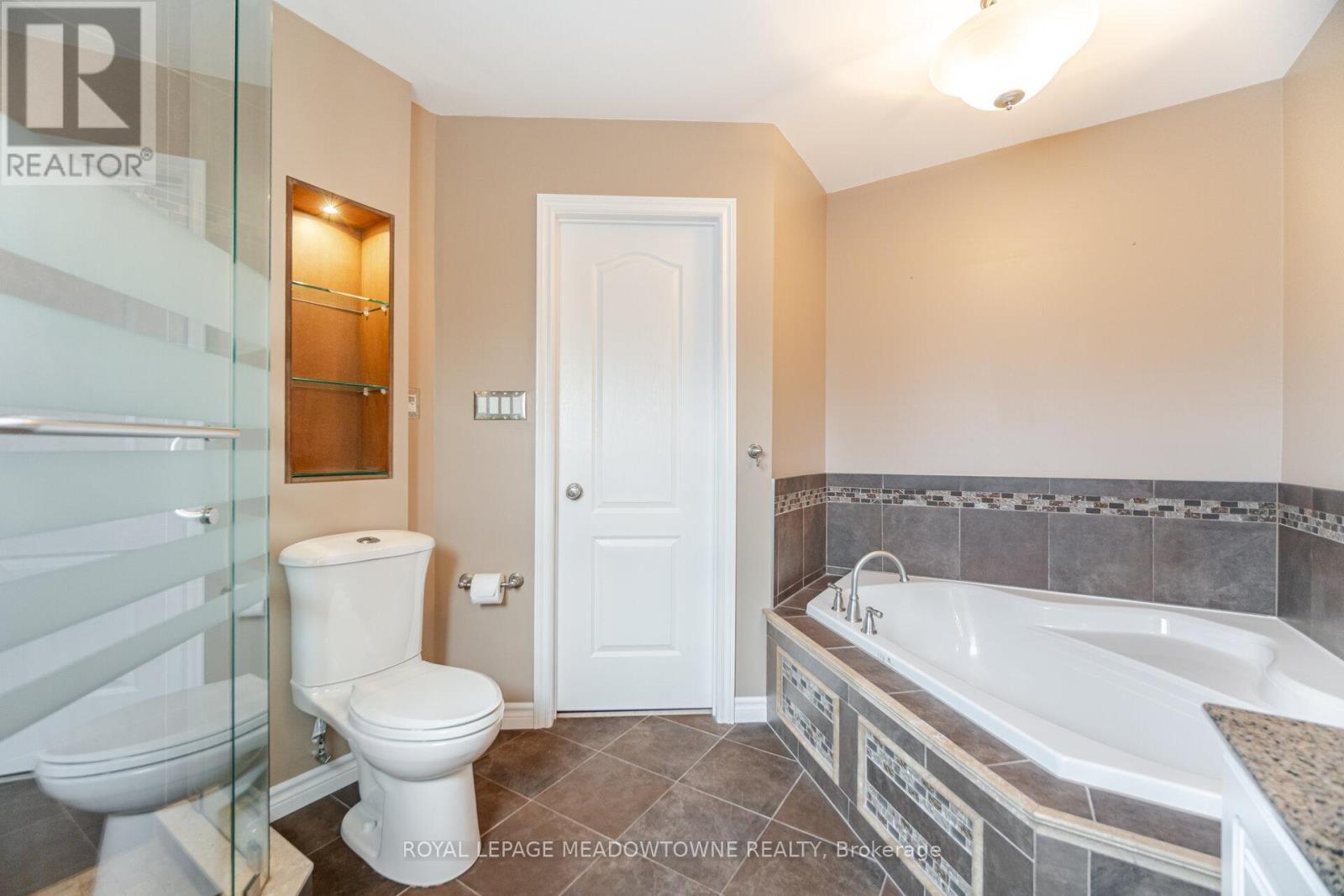 












33 BRIGHTSVIEW DRIVE

,
Richmond Hill,




Ontario
L4E3Z2

