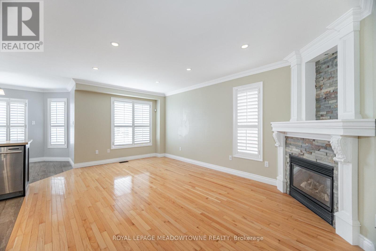 












33 BRIGHTSVIEW DRIVE

,
Richmond Hill,




Ontario
L4E3Z2

