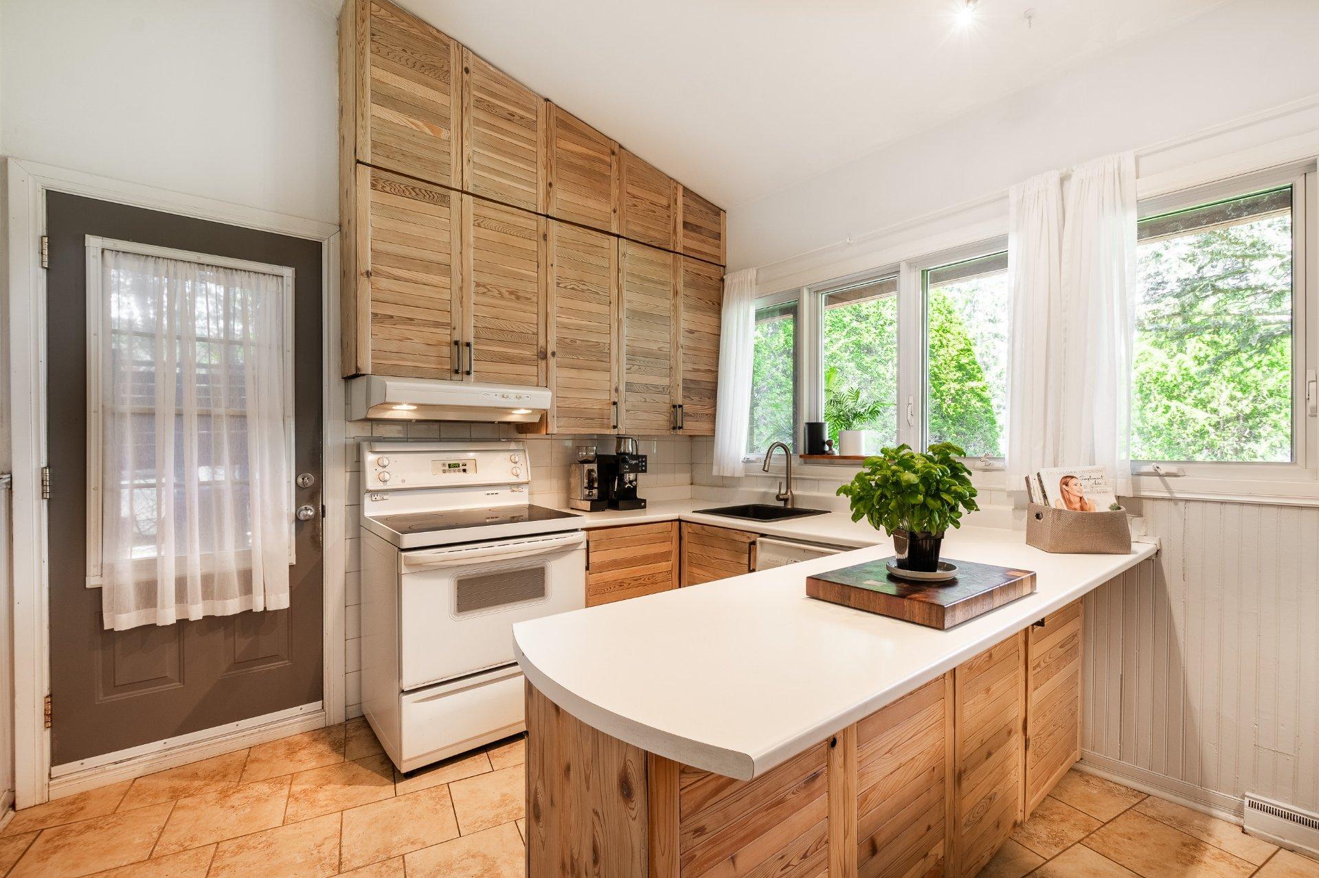 









10


Rue des Lilas

,
Saint-Basile-le-Grand,




QC
J3N1L5

