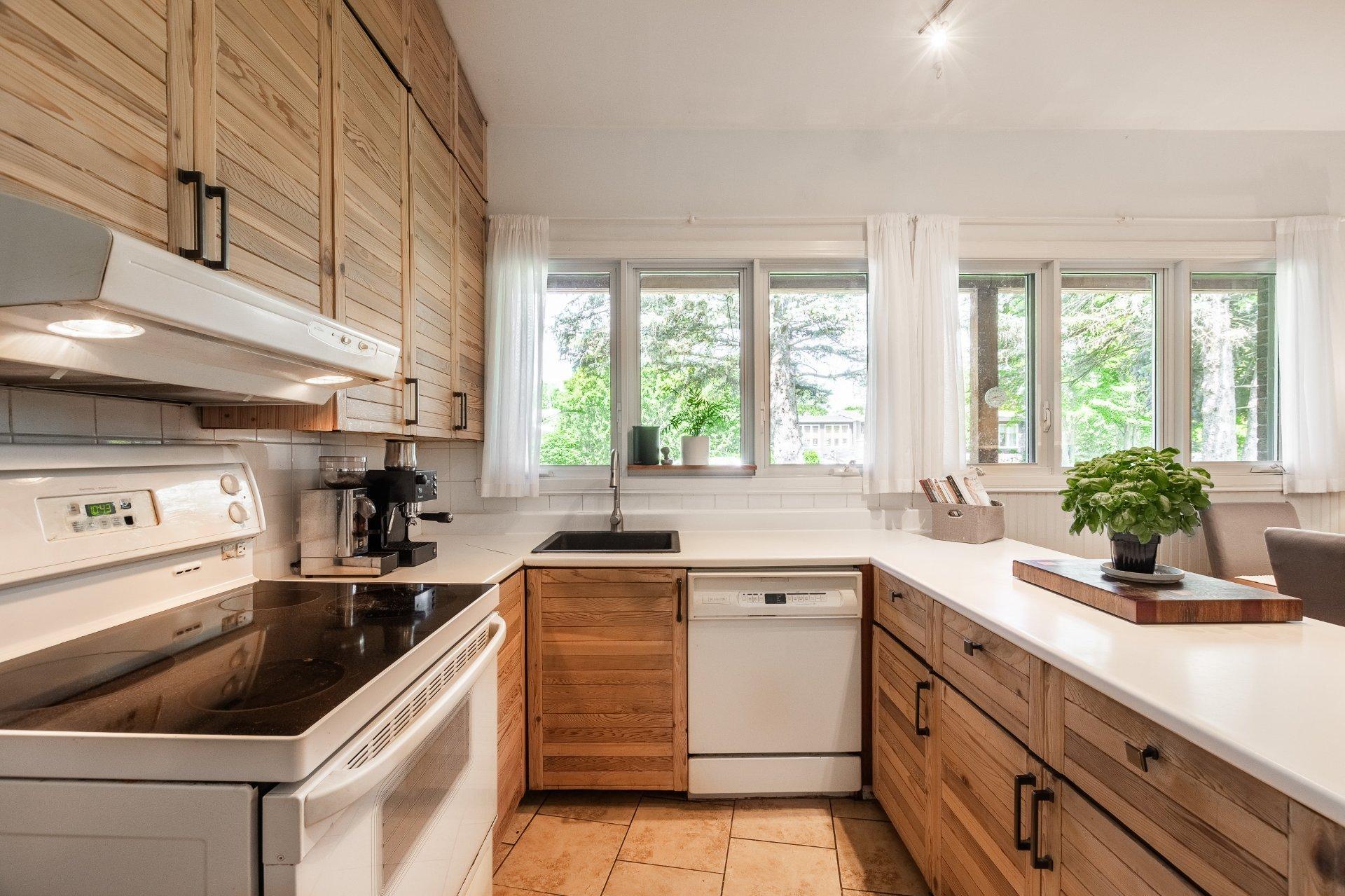 









10


Rue des Lilas

,
Saint-Basile-le-Grand,




QC
J3N1L5

