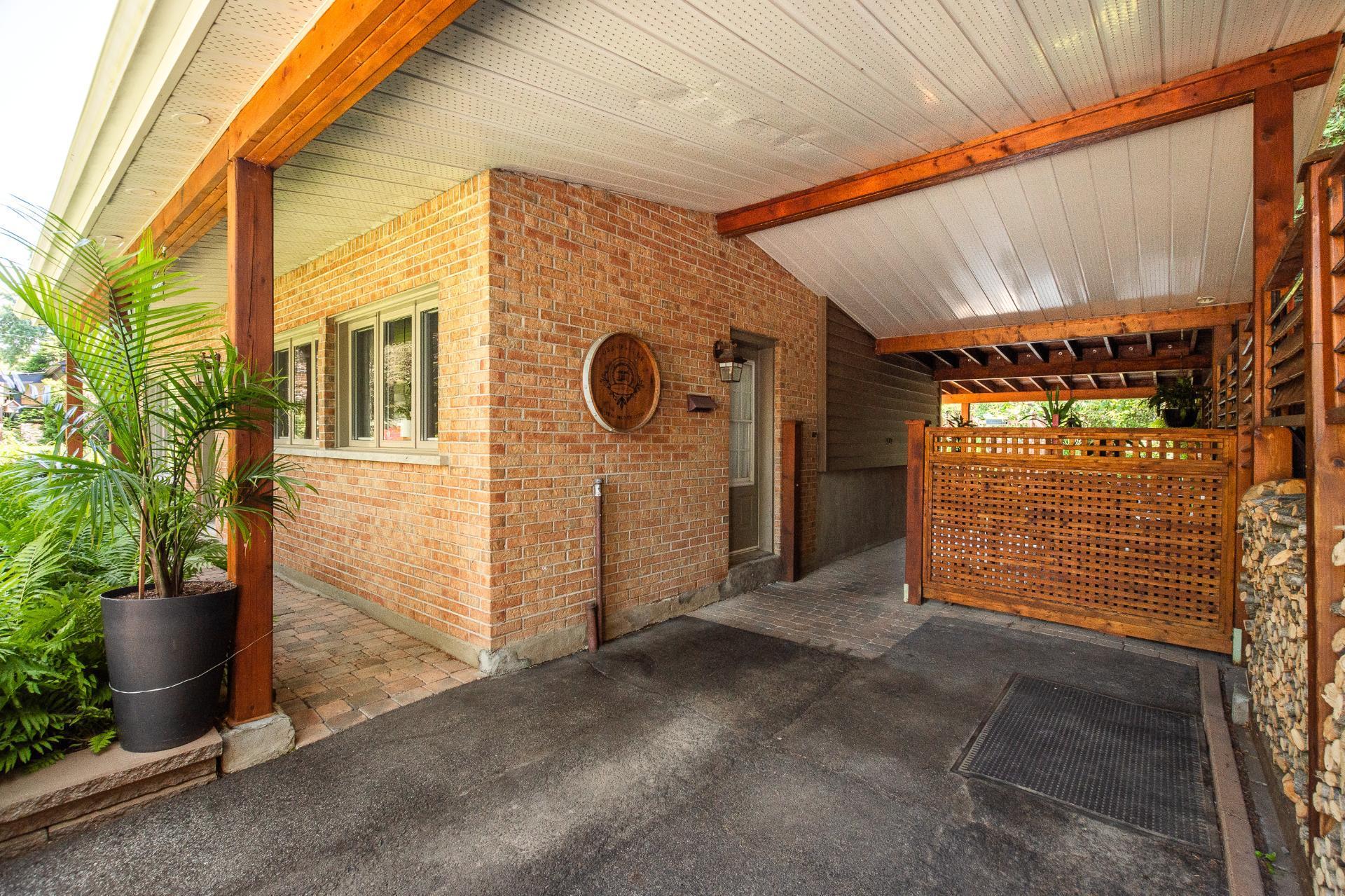 









10


Rue des Lilas

,
Saint-Basile-le-Grand,




QC
J3N1L5

