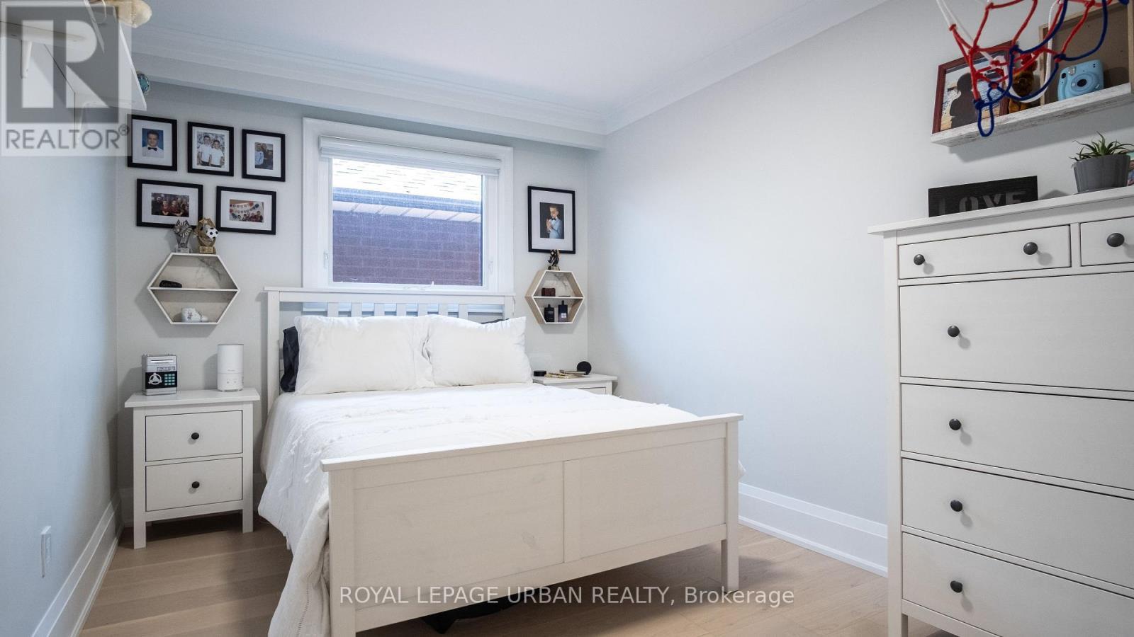 












434 WESTMOUNT AVENUE

,
Toronto,




Ontario
M6E3N5

