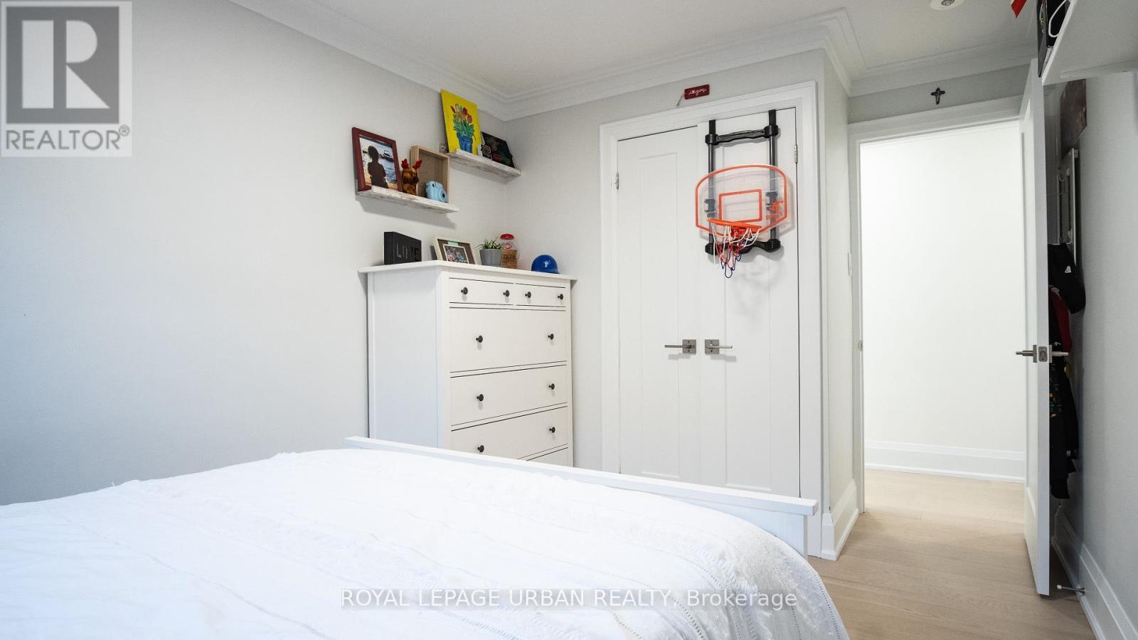 












434 WESTMOUNT AVENUE

,
Toronto,




Ontario
M6E3N5

