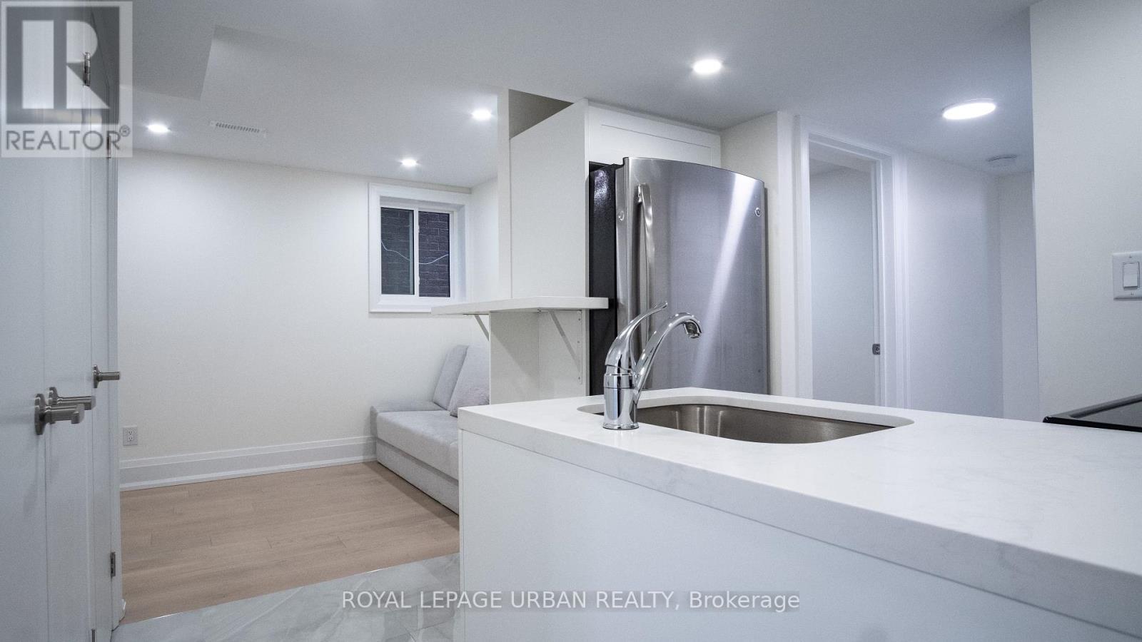 












434 WESTMOUNT AVENUE

,
Toronto,




Ontario
M6E3N5

