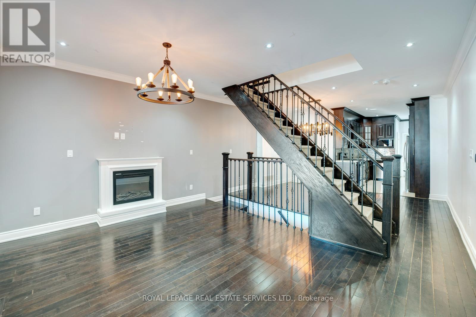 












310 SILVERTHORN AVENUE

,
Toronto,




Ontario
M6N3K6

