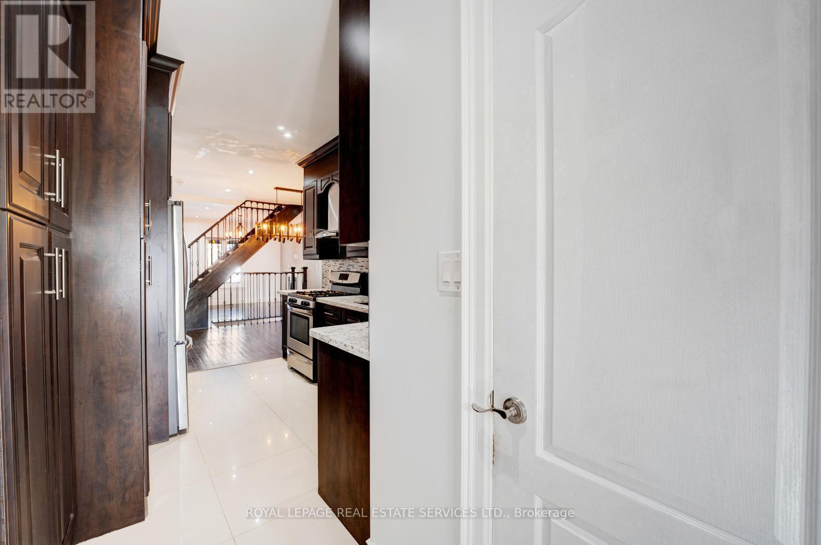 












310 SILVERTHORN AVENUE

,
Toronto,




Ontario
M6N3K6

