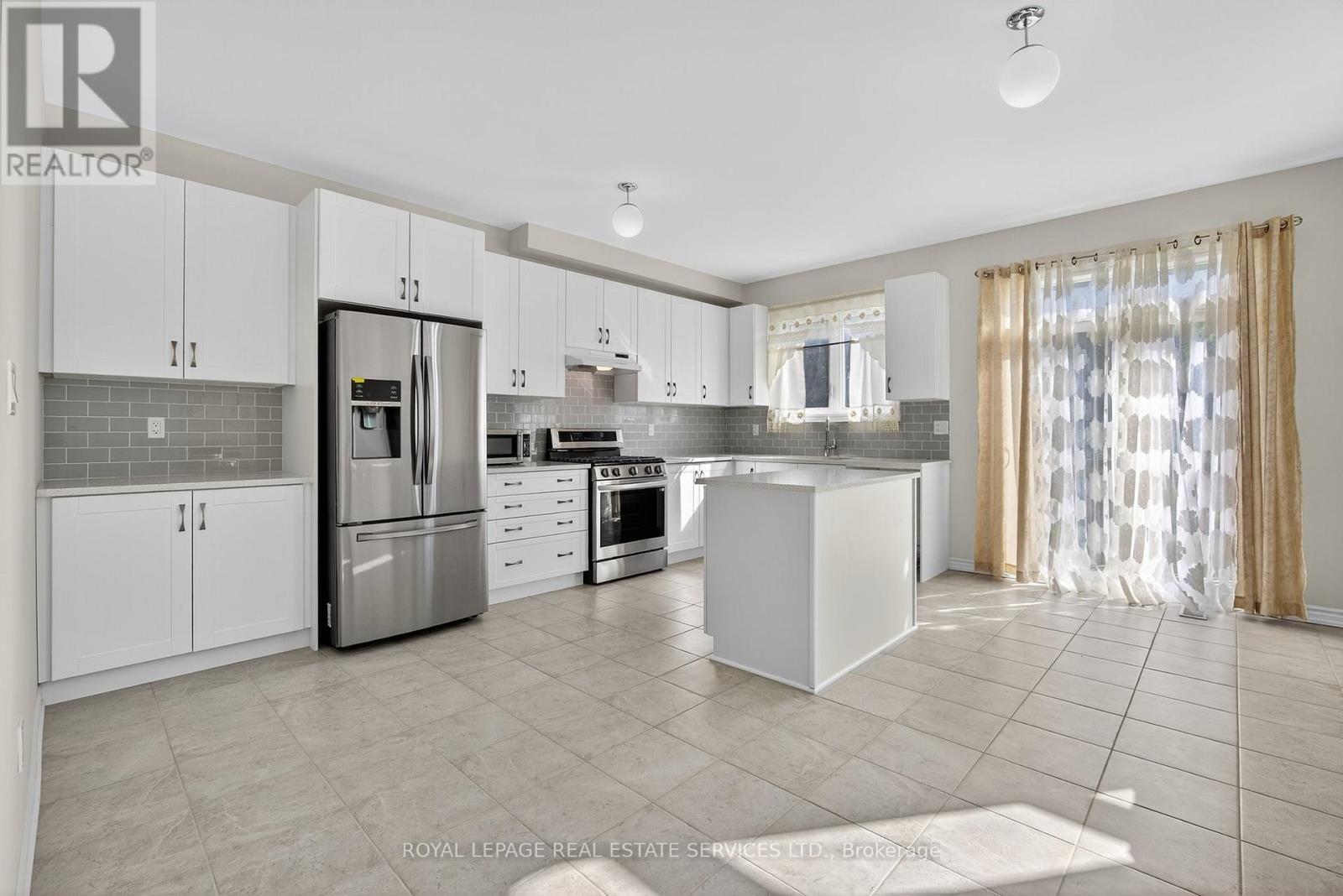 












33 PEARL STREET

,
Wasaga Beach,




Ontario
L9Z1J6

