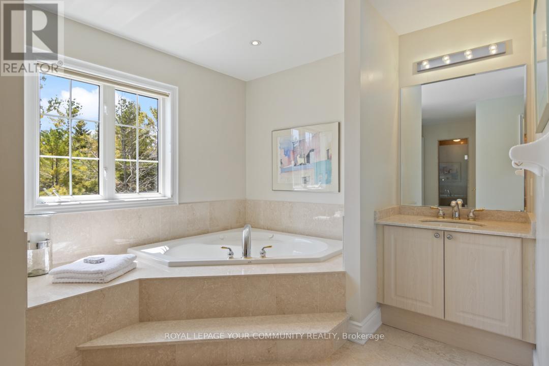 












2 STONECLIFFE CRESCENT

,
Aurora,




Ontario
L4G7Z7

