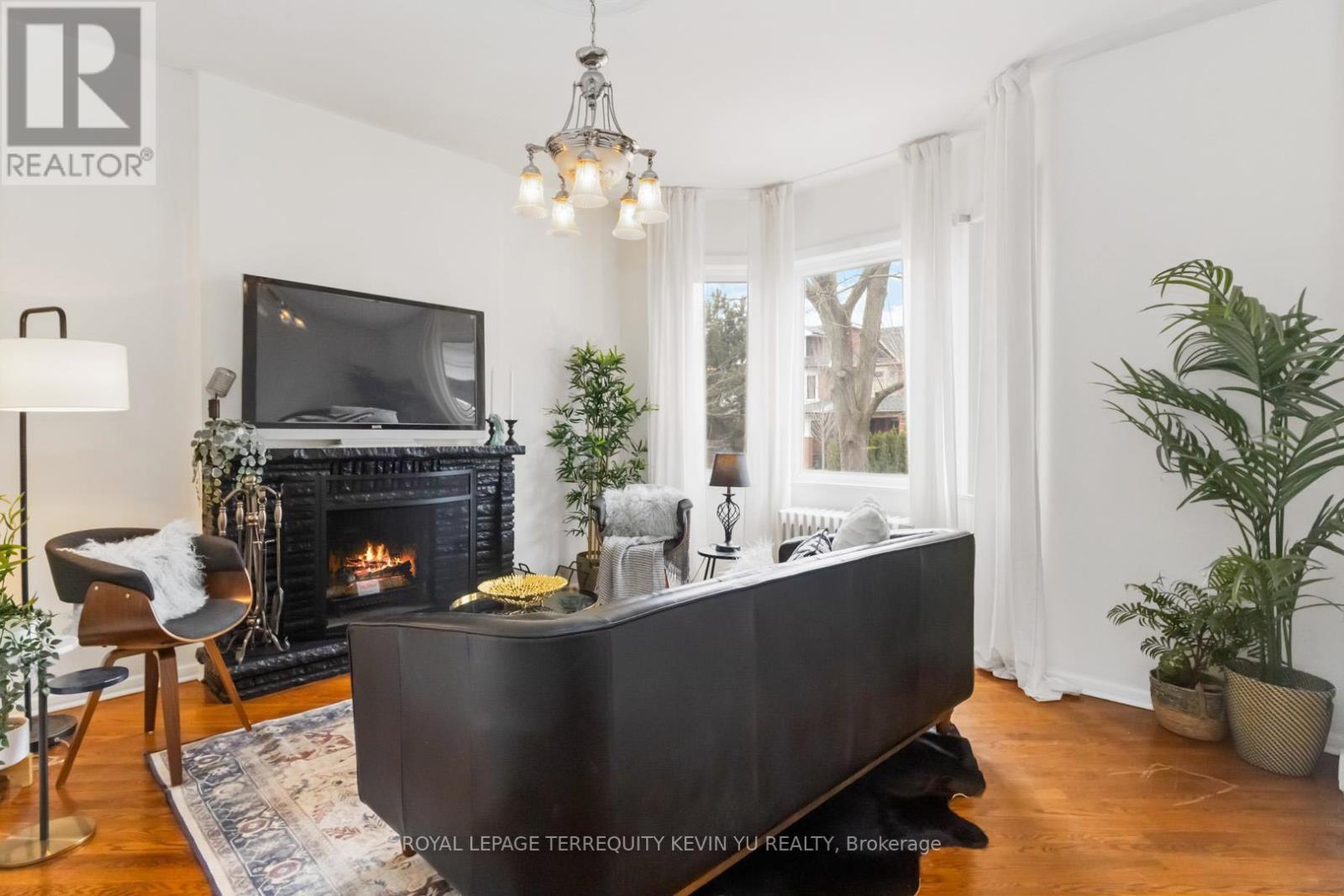 












23 KENNETH AVENUE

,
Toronto,




Ontario
M6P1J1

