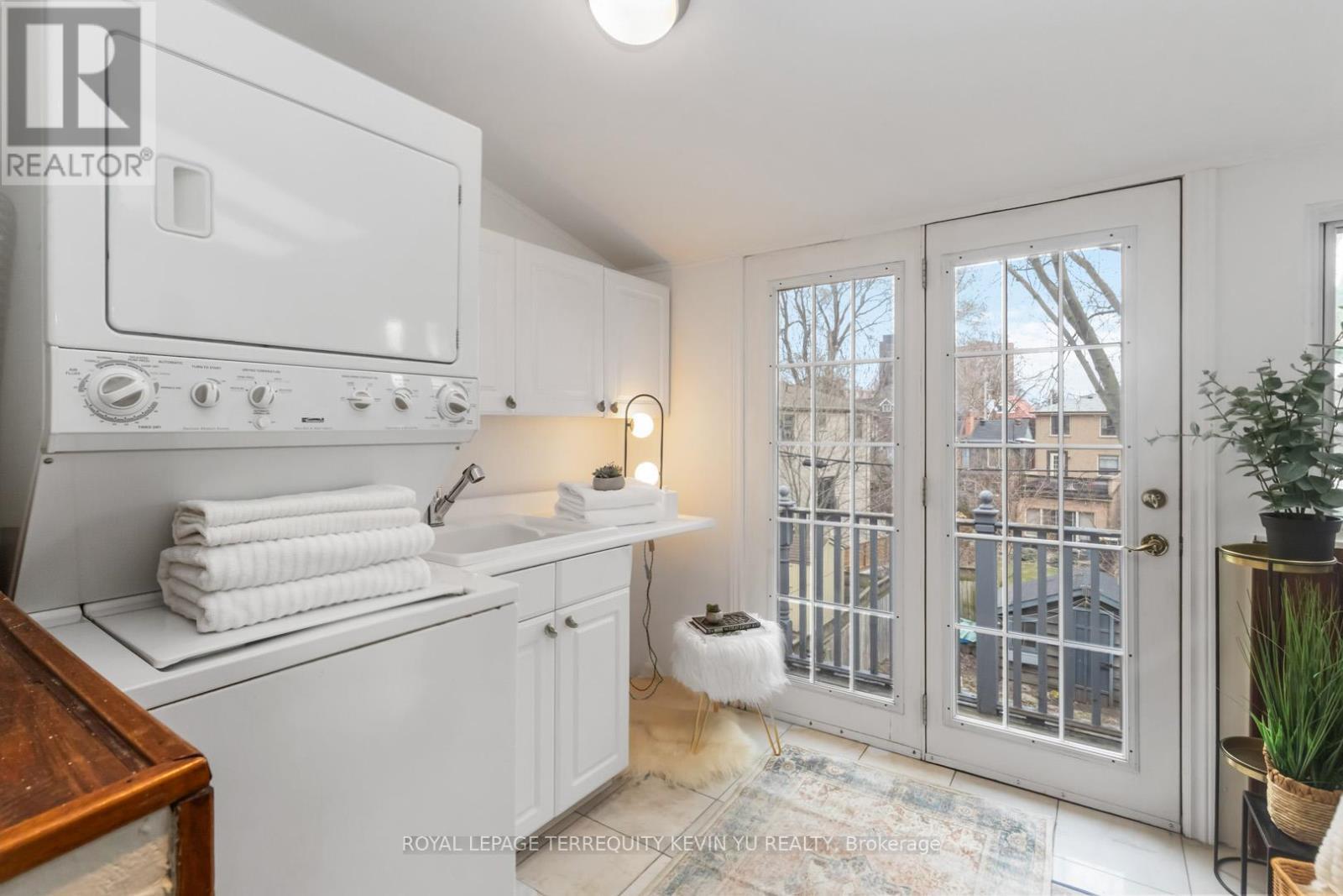












23 KENNETH AVENUE

,
Toronto,




Ontario
M6P1J1

