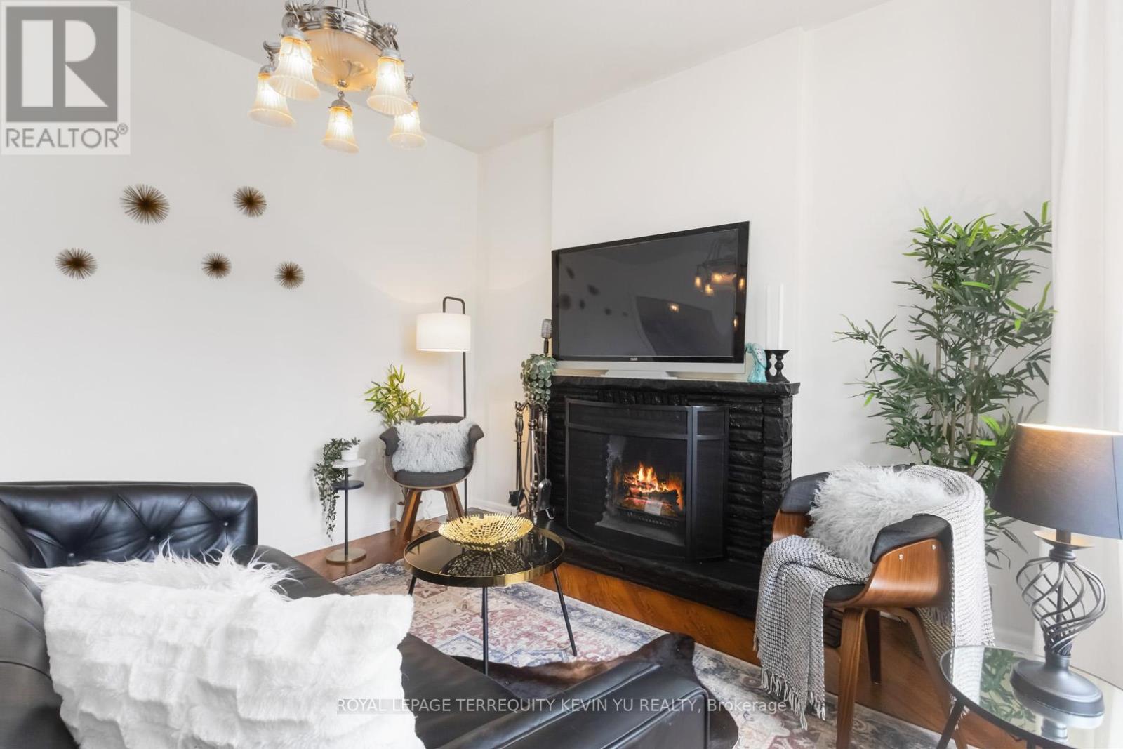 












23 KENNETH AVENUE

,
Toronto,




Ontario
M6P1J1

