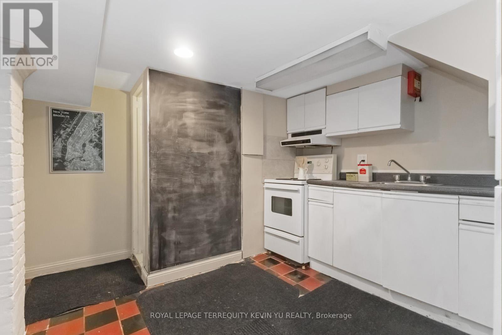












23 KENNETH AVENUE

,
Toronto,




Ontario
M6P1J1

