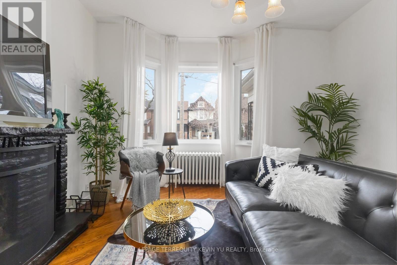 












23 KENNETH AVENUE

,
Toronto,




Ontario
M6P1J1

